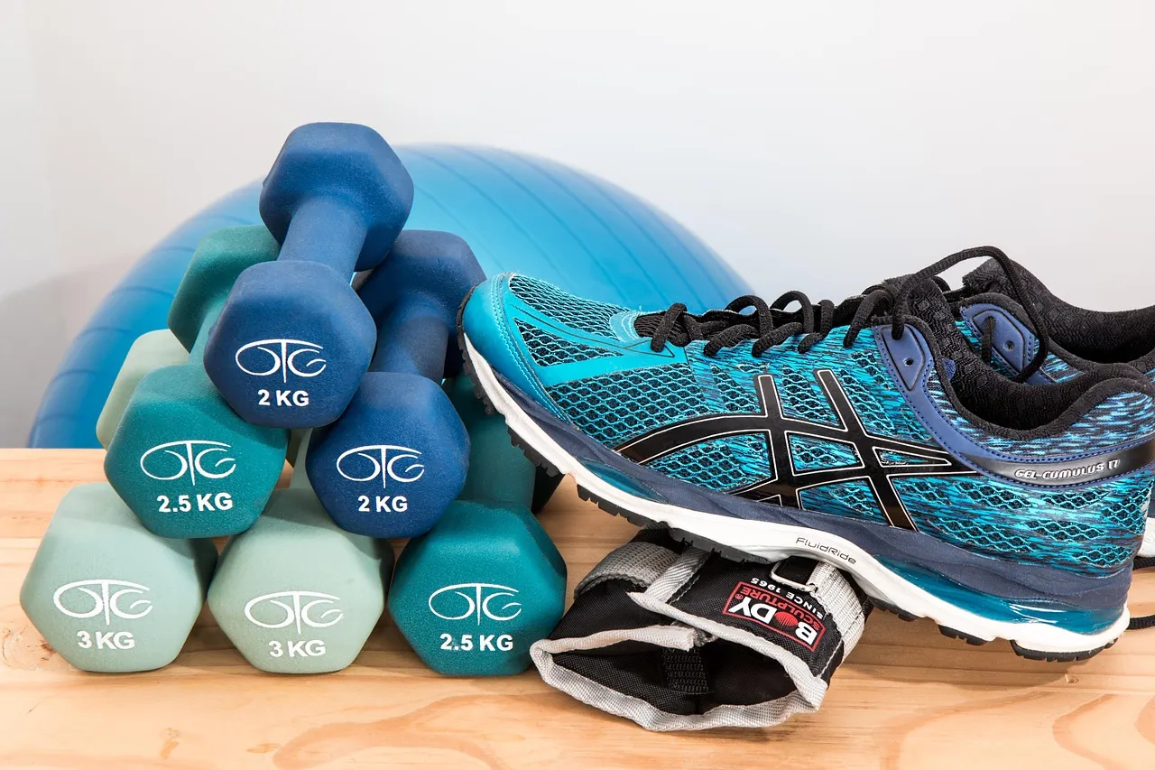 Dumbbells and training shoes laid out at home — creatine only pays off alongside training like this